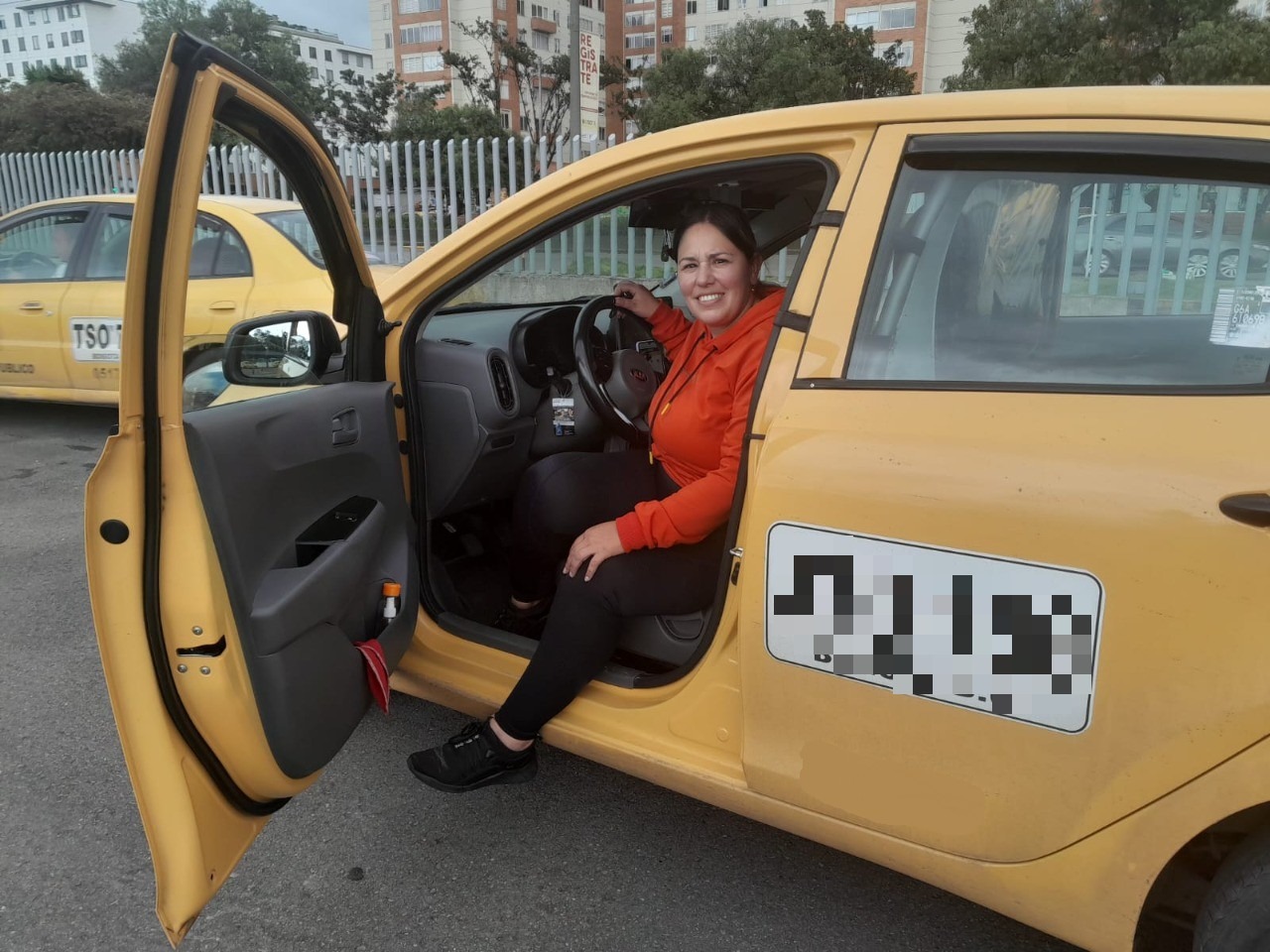 Agosto mes del taxista en Bogotá: la historia de Rosa Elena Camacho