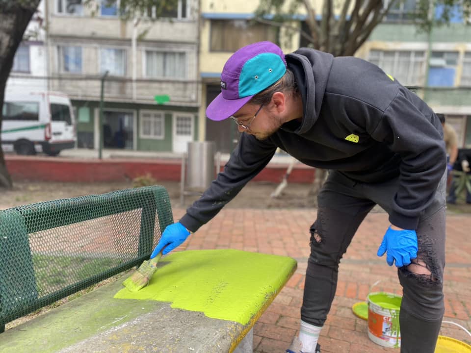 Esta jornada de embellecimiento contó con la participación entusiasta de vecinos y voluntarios. 