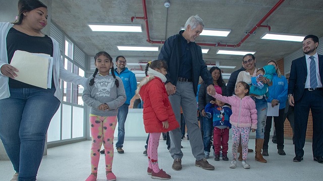 Alcalde con niños en el colegio. 