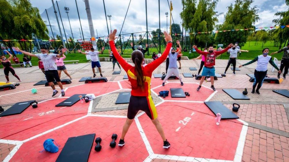 Imagen de personas haciendo ejercicio al aire libre