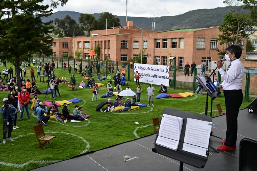 La Alcaldesa reiteró su llamado de perdón a las familias de las víctimas desde el barrio Verbenal - Foto: Comunicaciones Alcaldía Bogotá