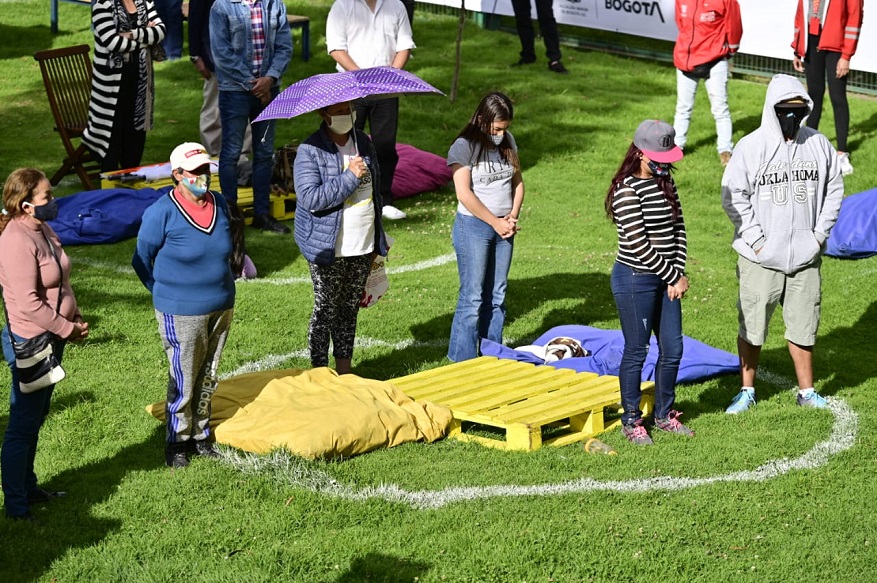 La Alcaldesa reiteró su llamado de perdón a las familias de las víctimas desde el barrio Verbenal - Foto: Comunicaciones Alcaldía Bogotá