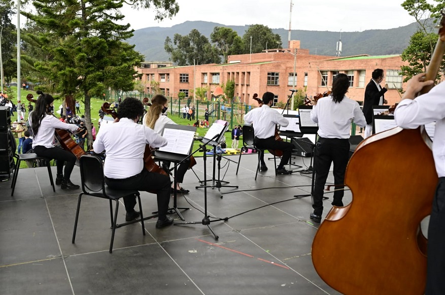 La Alcaldesa reiteró su llamado de perdón a las familias de las víctimas desde el barrio Verbenal - Foto: Comunicaciones Alcaldía Bogotá