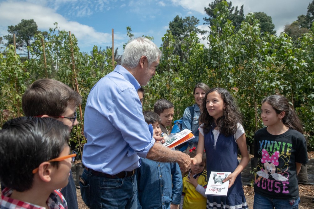 Enrique Peñalosa conoce a Juan Sofía Córdoba, niña escritora de 11 años