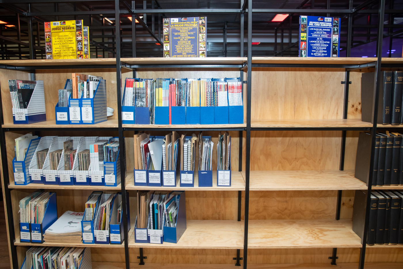 Un stand de la BECMA en la nueva Cinemateca de Bogotá, hay libros de cine exhibidos