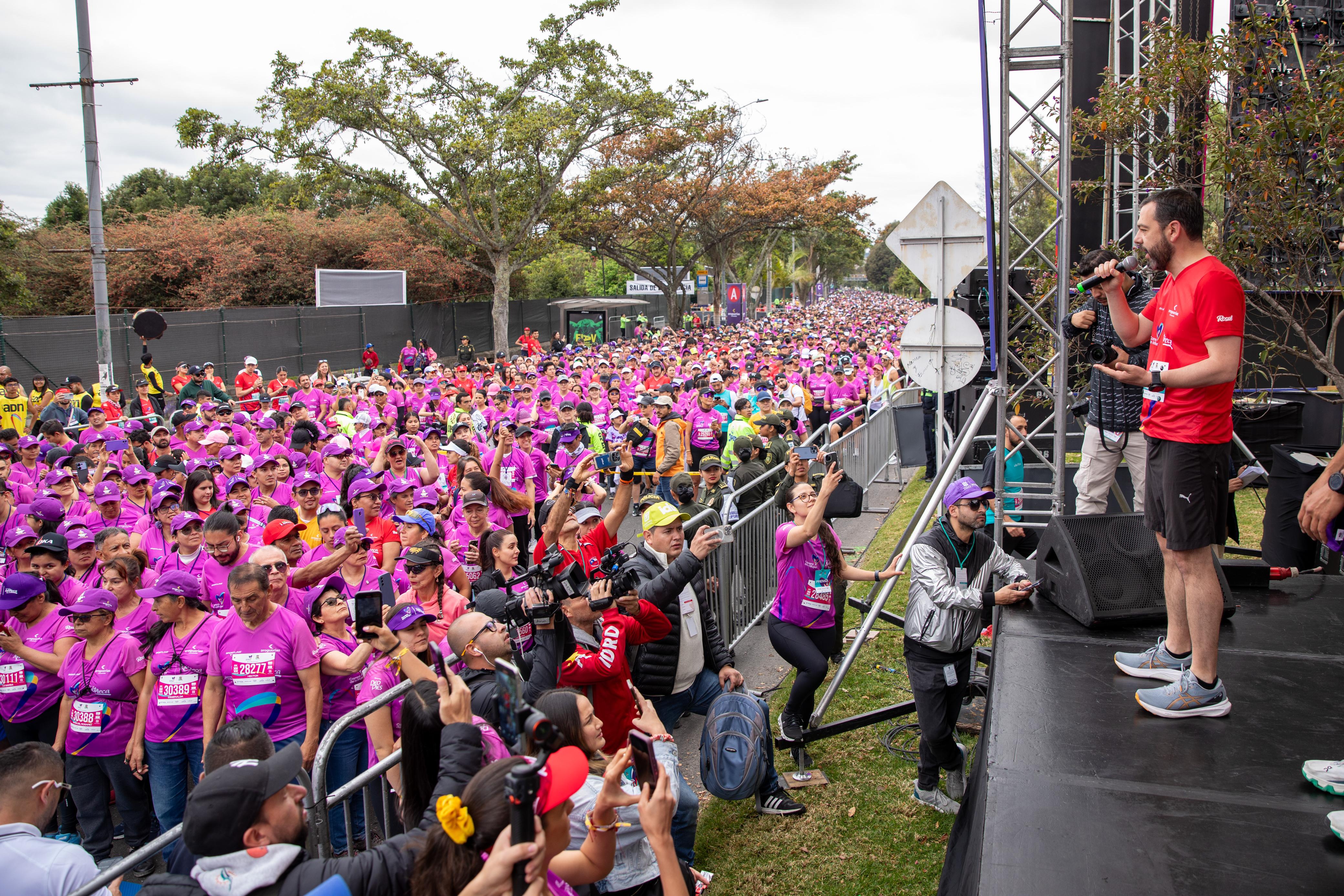 El alcalde Carlos Fernando Galán asistió a la Carrera de la Mujer y estuvo en los calentamientos previos a la carrera.