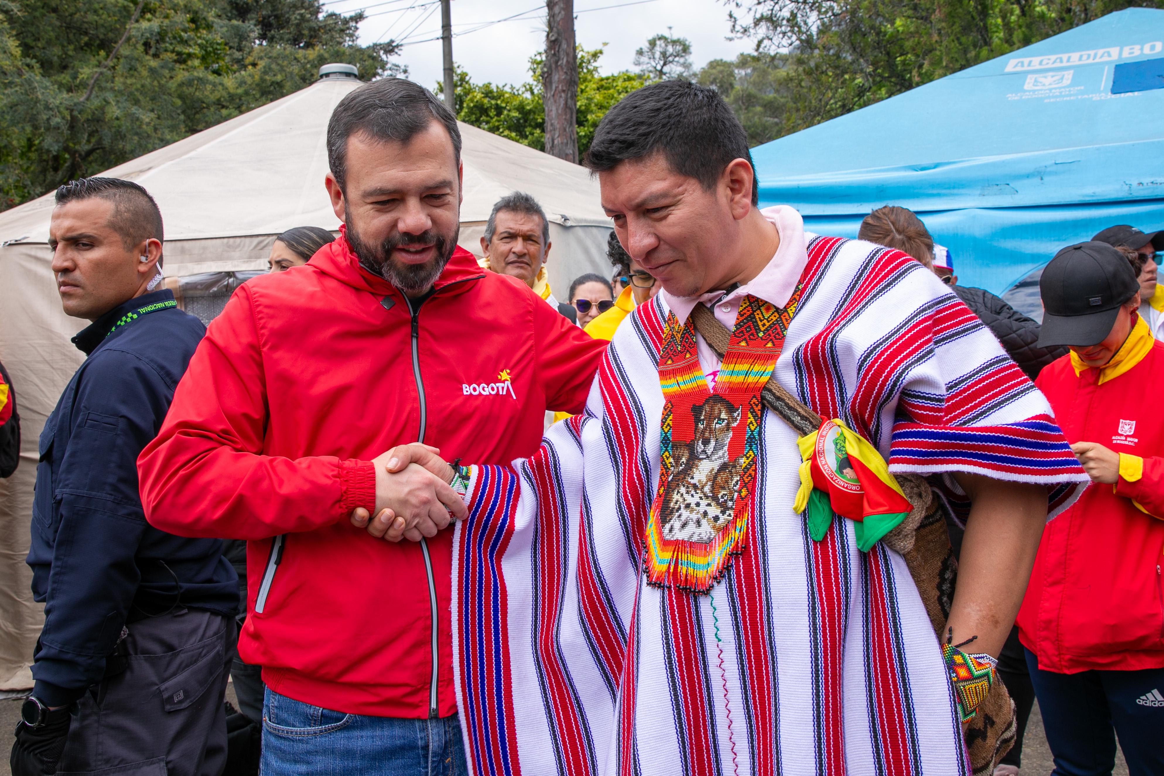 Alcalde Galán con líder de los Embera