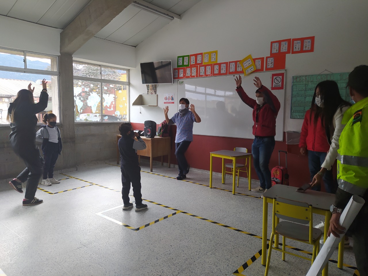 Alcaldesa local de los Mártires acompaña el regreso a clases 