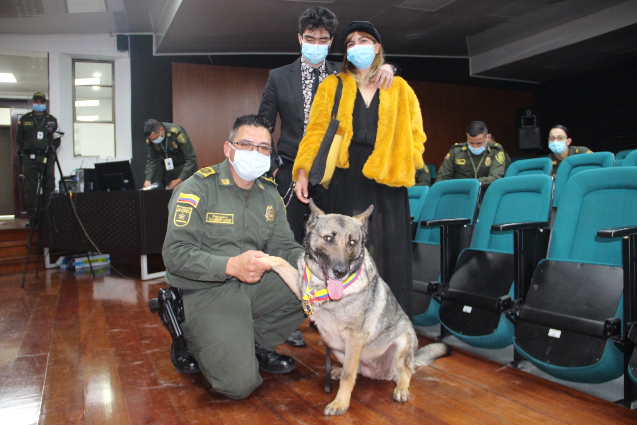 Alejandra Yate, junto a su nieva mascota Lena