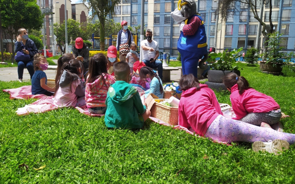 Los niños y las niñas aprenden el uso correcto del tapabocas