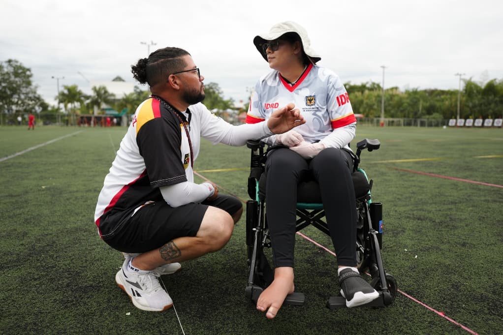 Angie Alarcón arquera paralímpica Equipo Bogotá que apunta con corazón I