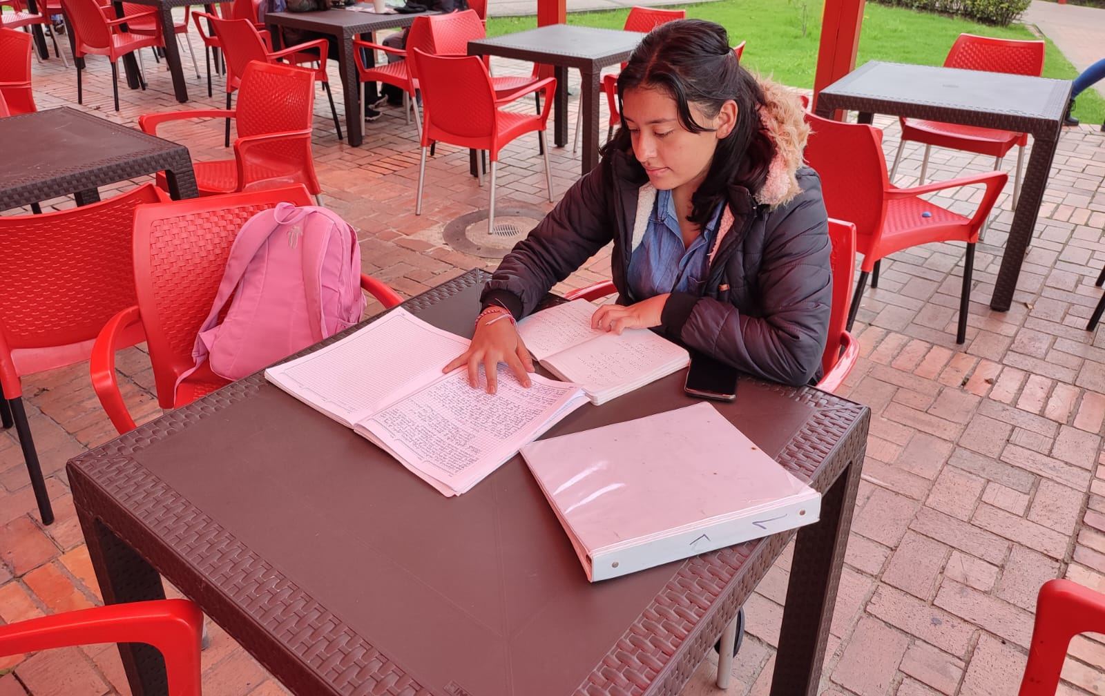 Angie Ravelo en una jornada de estudio. Foto: Alcaldía Mayor de Bogotá.