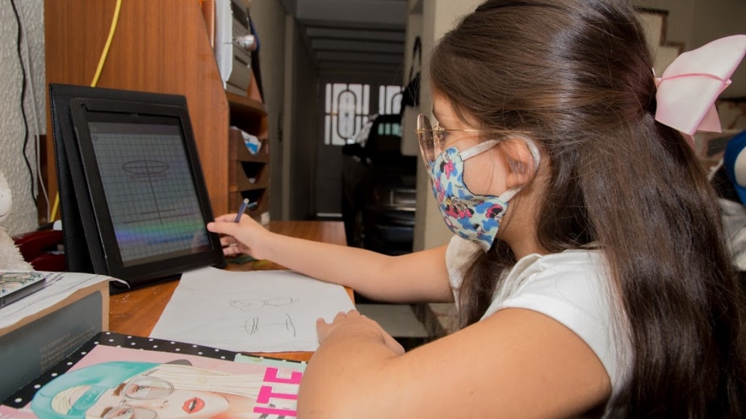 Niña estudia en casa