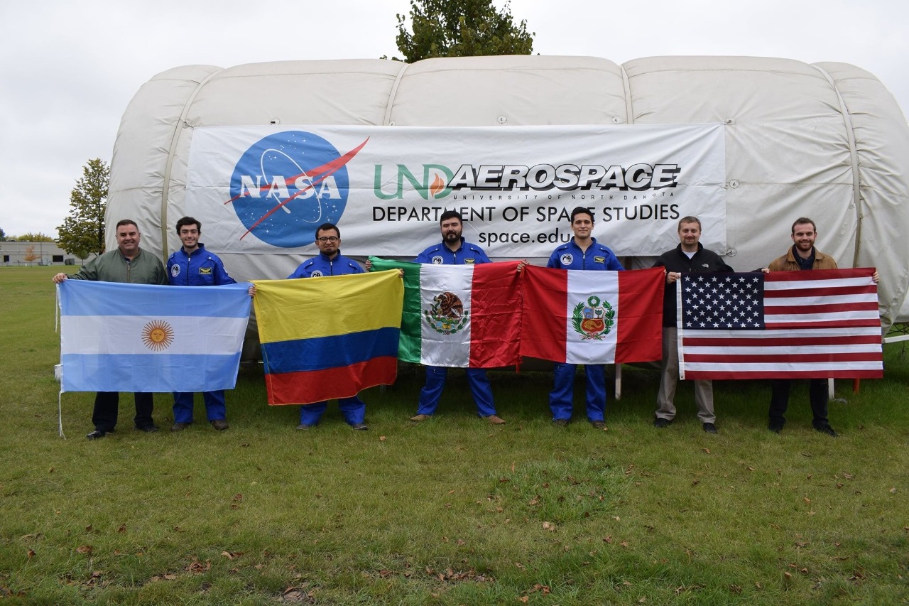 Hernán David, además de ser un profesor universitario, en los últimos años se ha desempeñado como astronauta análogo, participando en distintos hábitats