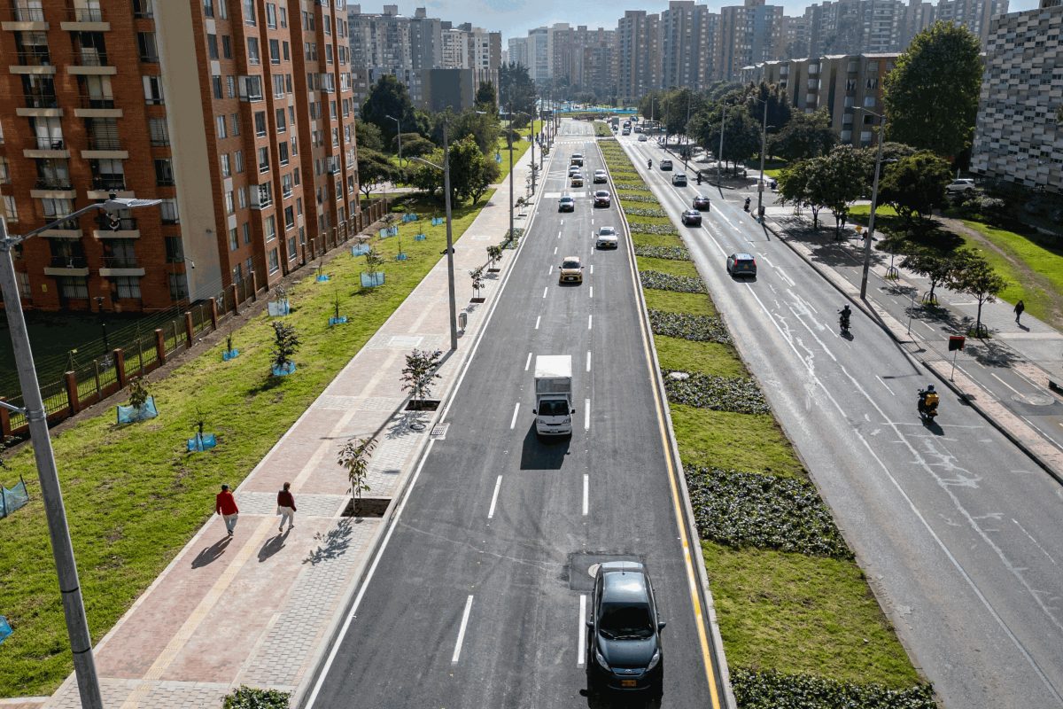 Av. La Sirena (calle 153) entre la av. Las Villas y la av. Boyacá  