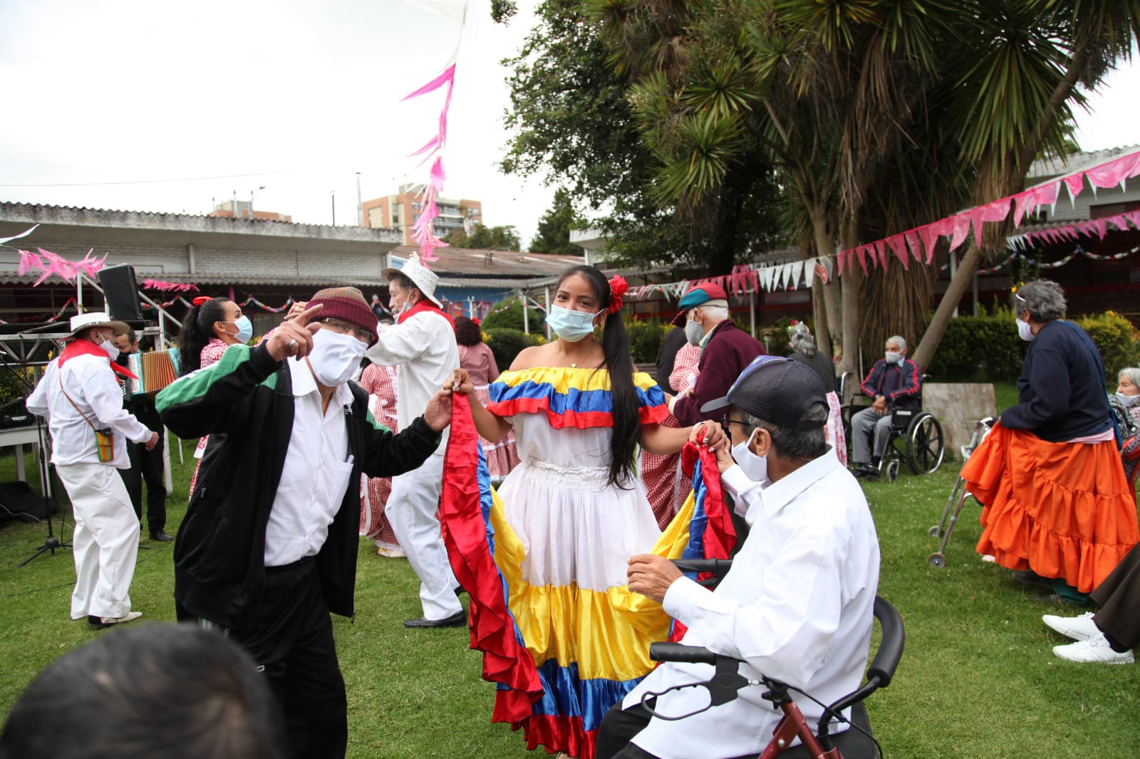 Adultos mayores bailando