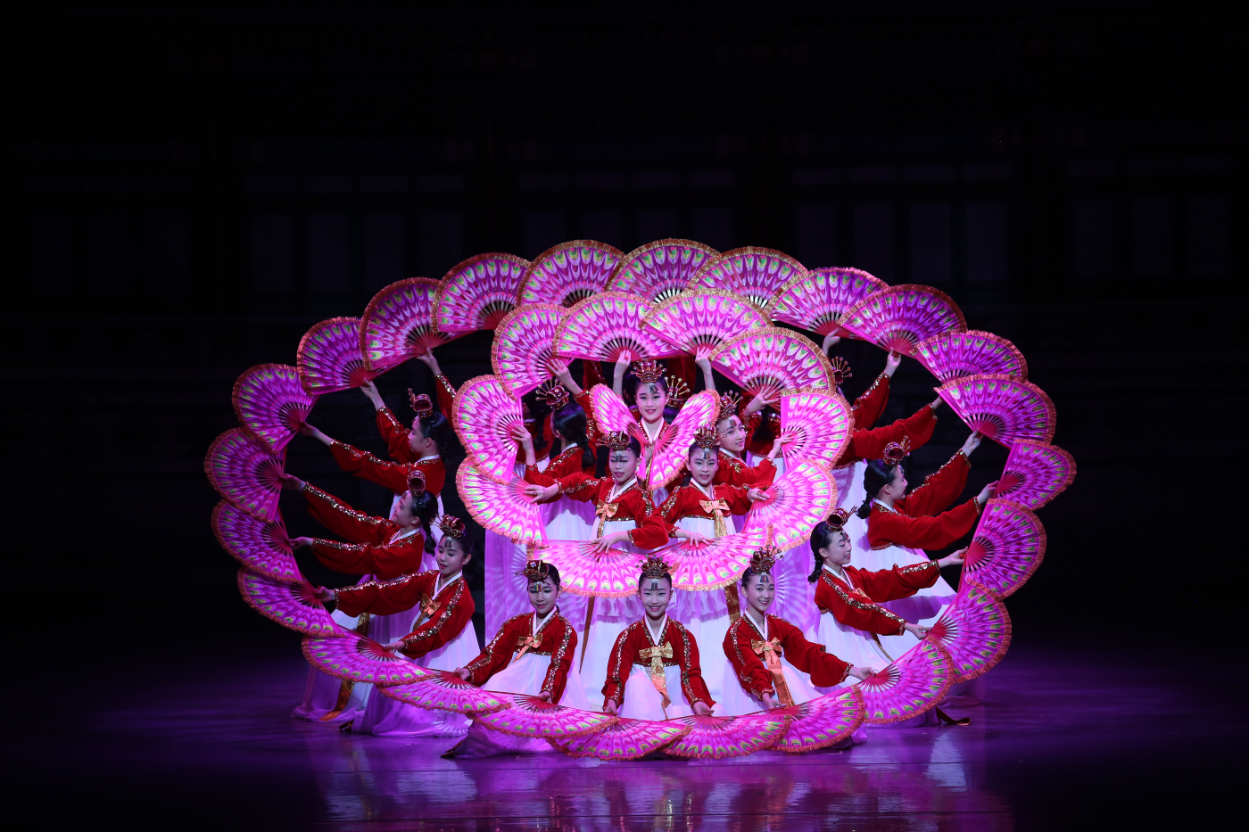 Ballet folclórico de Corea en presentación en Bogotá