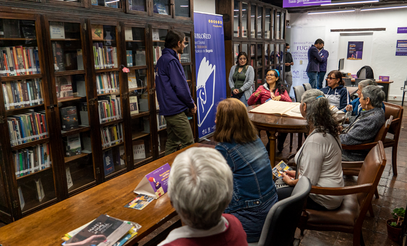 Club de lectura para personas mayores en la FUGA