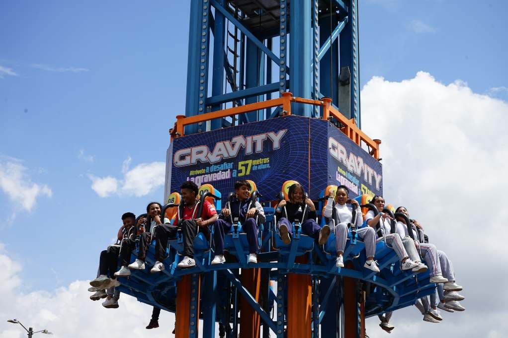 Bogotá cumplió sueño a estudiantes de conocer parque de diversiones