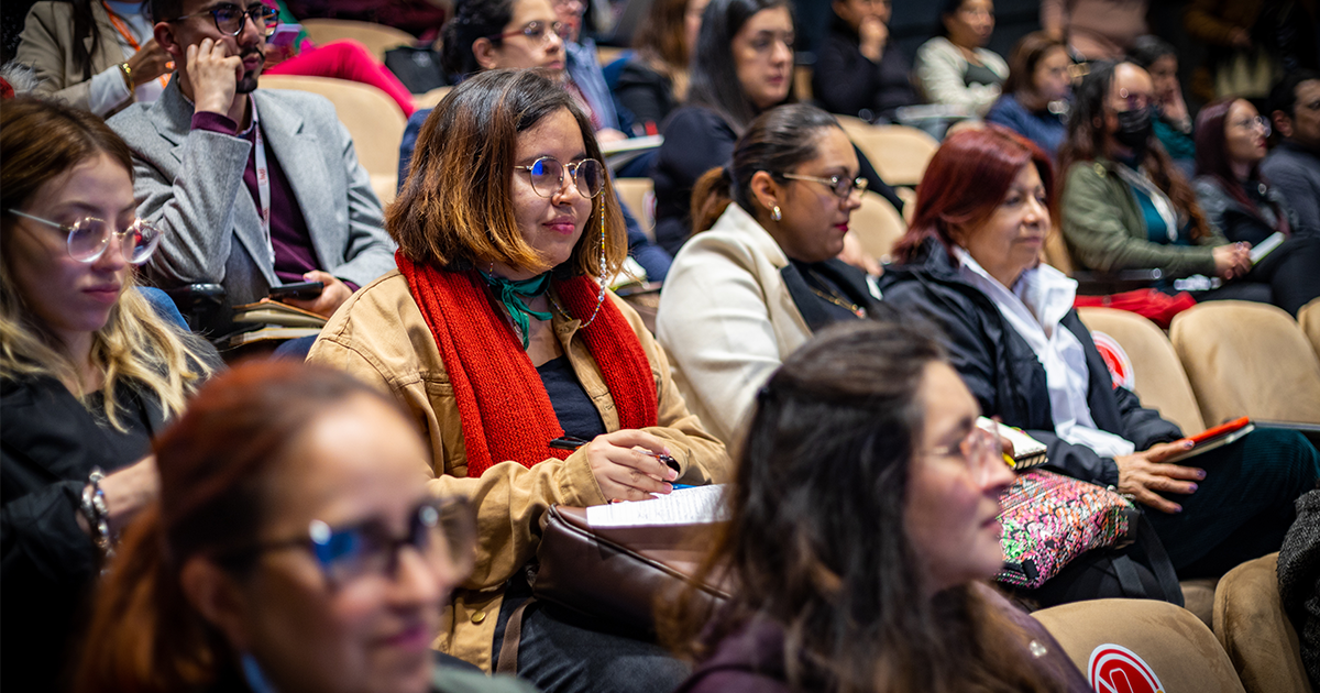 El equipo de la Secretaría de la Mujer en esta mesa ha aportado con acompañamiento en la sensibilización al personal que está enfocado en la atención a mujeres víctimas de violencias dentro de las universidades.