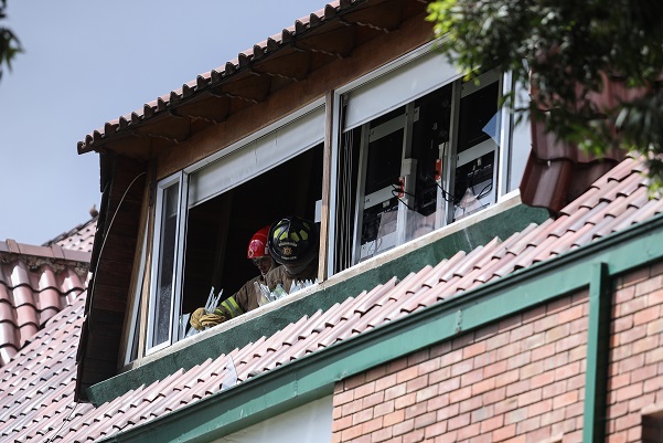 Imagen de ventana rota en barrio contiguo a la Escuela General Santander