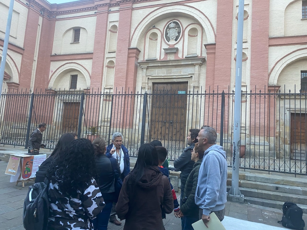 El guía Jorge Naranjo habla durante el recorrido en La Candelaria.