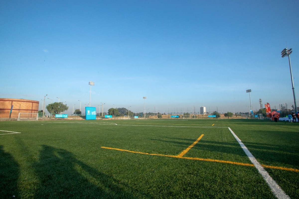 La Alcaldía de Bogotá entregó la cancha en pasto sintético número 100