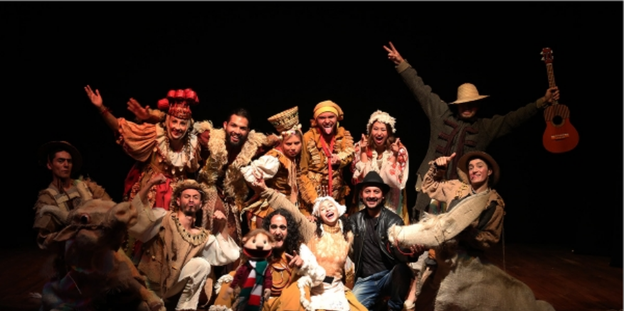 Un grupo de actores de teatro posando frente a la camara 