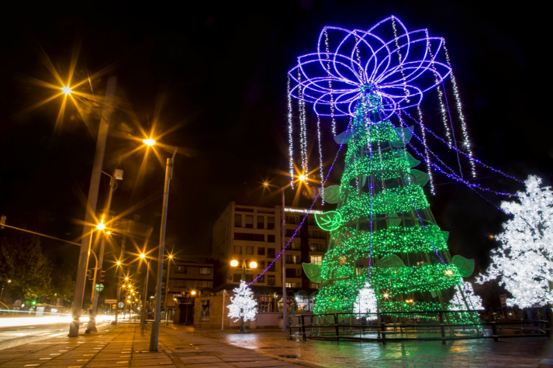 Los parques de la ciudad estarán iluminados durante la temporada de fin de año.