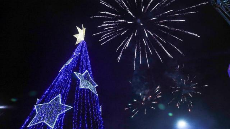 Imagen del cielo bogotano iluminado con luces del árbol de navidad y fuegos artificiales. Foto: Alcaldía de Bogotá.