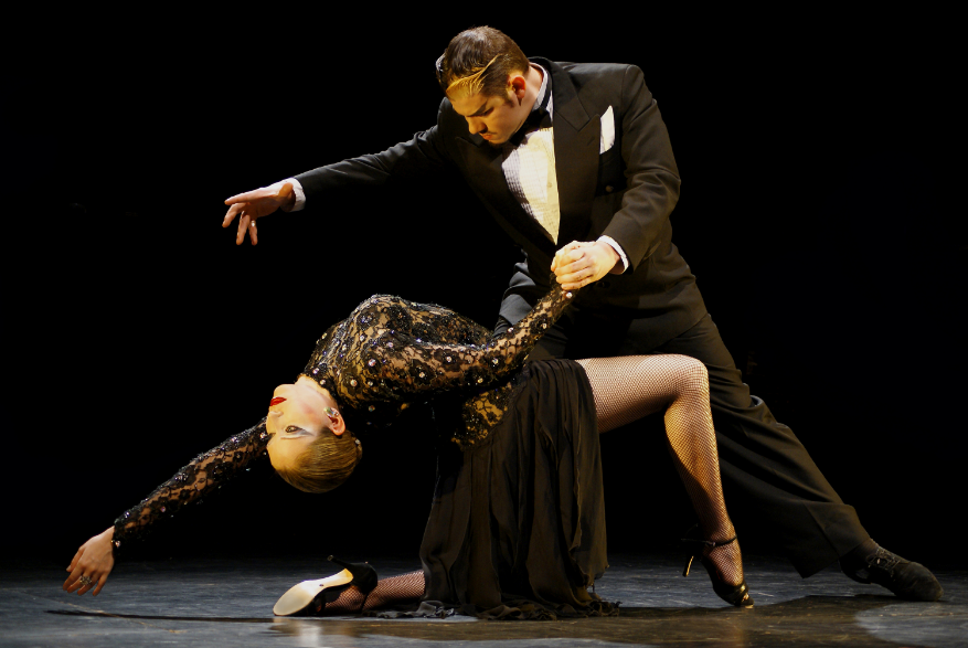 Dos personas hombre y mujer, bailando juntos 