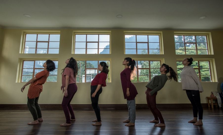 Un grupo de jóvenes bailando en un salón