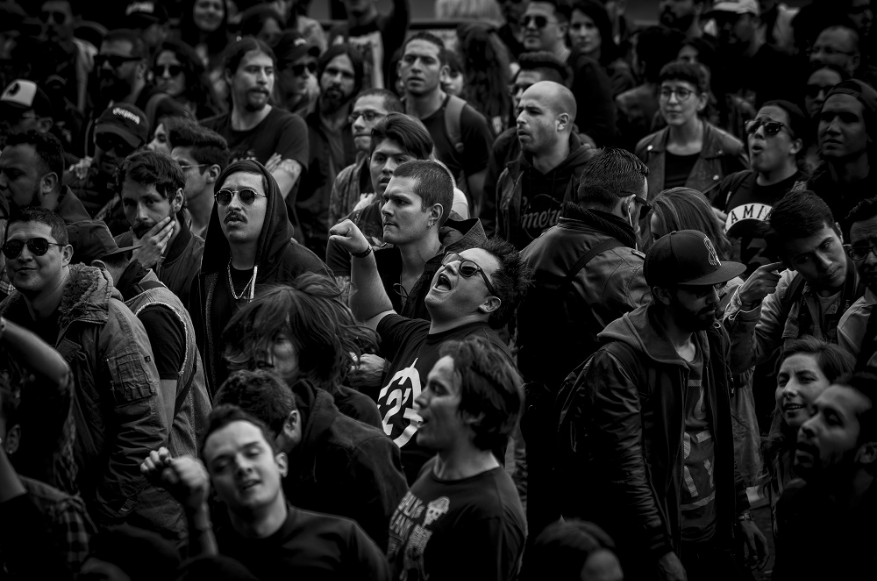 Un grupo de gente en un concierto