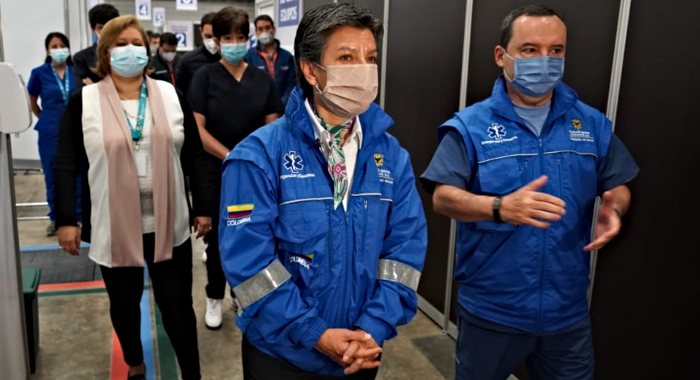 Claudia López y el Secretario de Salud de Bogotá en Corferias.