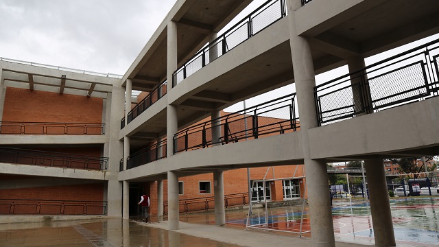 Pasillos y escaleras del colegio Juan del Corral reconstruido por la Alcaldía de Bogotá