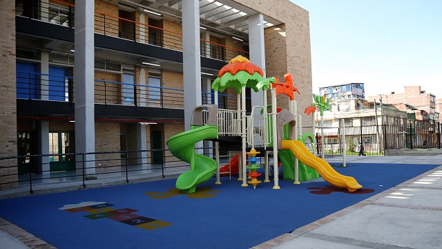 Area del parque del colegio Nueva Constitución reconstruido por la Alcaldía de Bogotá