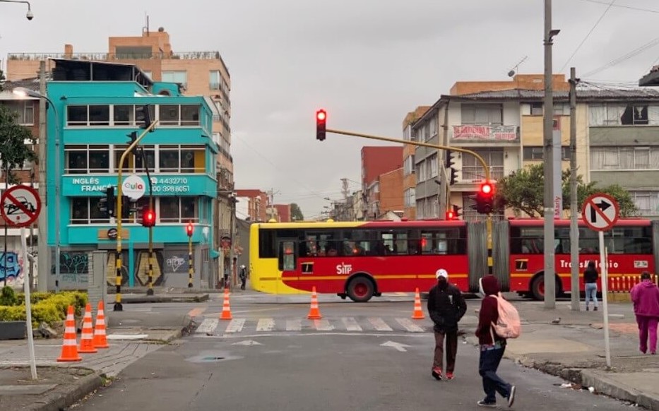 Imagen de un corredor vial delimitado con conos rojos