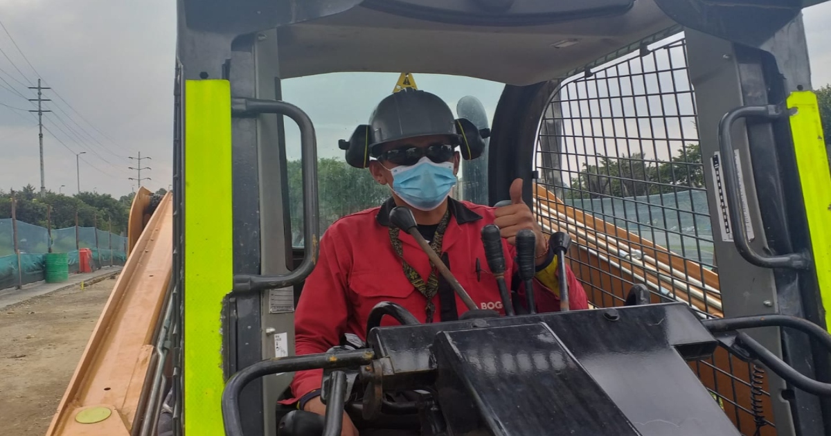  Cristian operando uno de los minicargadores en las obras de la Avenida Carrera 68