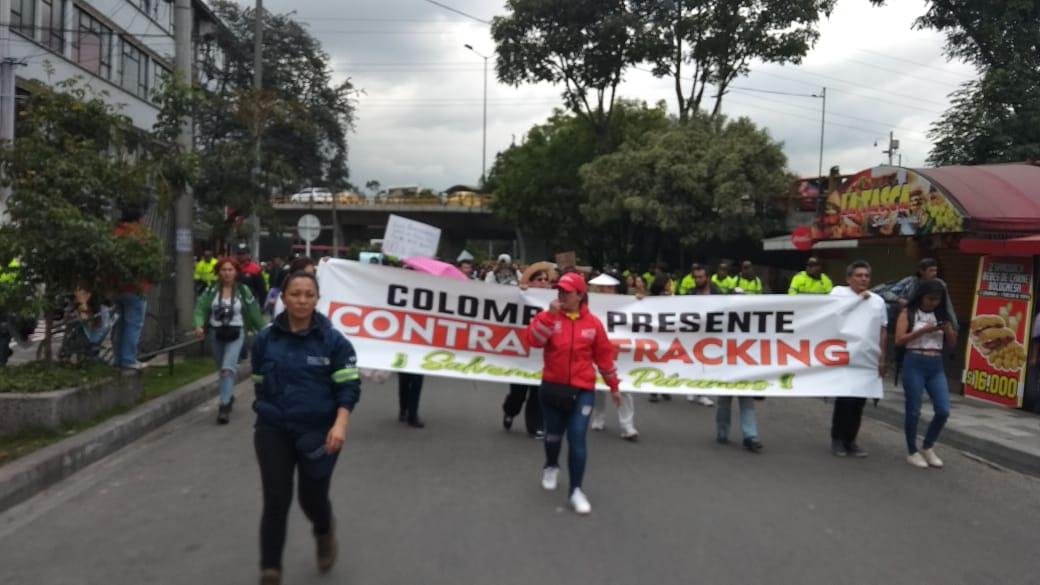 Un grupo de personas marchando por la avenida 45 