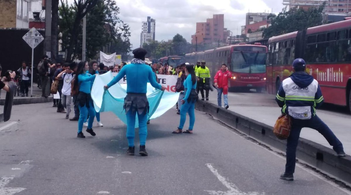 Un grupo de personas marchando por la avenida caracas