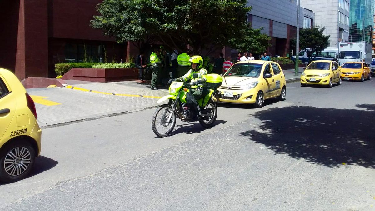 Varios taxis acompañados de un policía hacen acompañamiento a manifestación de taxistas