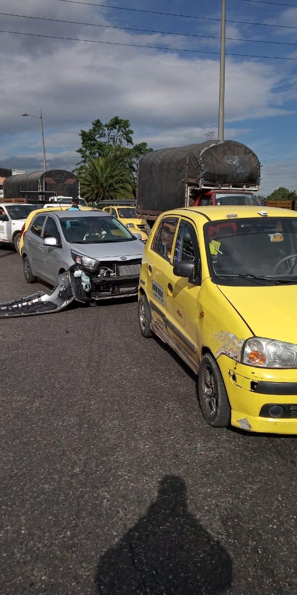 Carro accidentado detrás de un taxi 