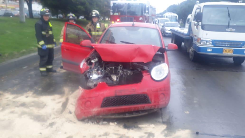 Foto de un carro negro chocado, con la parte delantera destruida