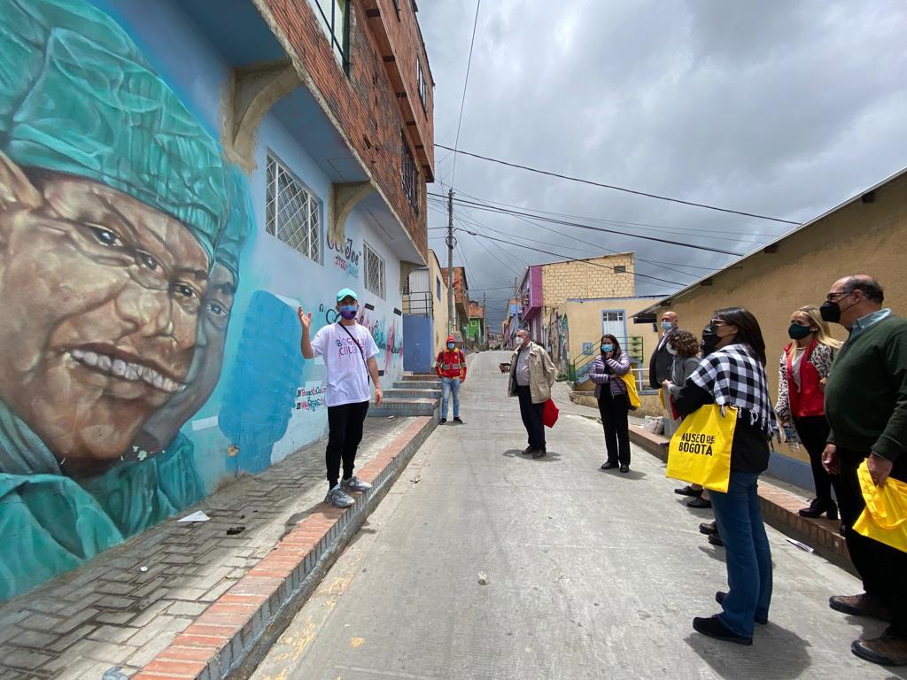 Delegación disfrutando de otra de las paradas, un tour de murales en la Estación Mirador del Paraíso