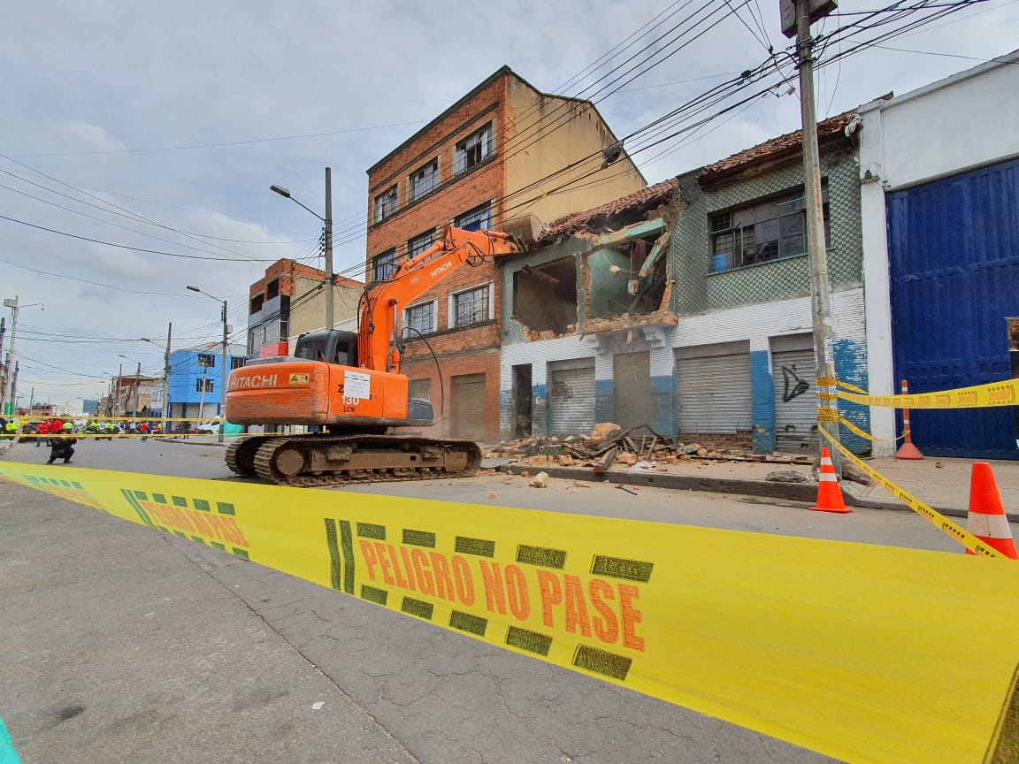 En este momento una máquina inicia la obra de demolición del predio- FOTO: Prensa Secretaría de Seguridad