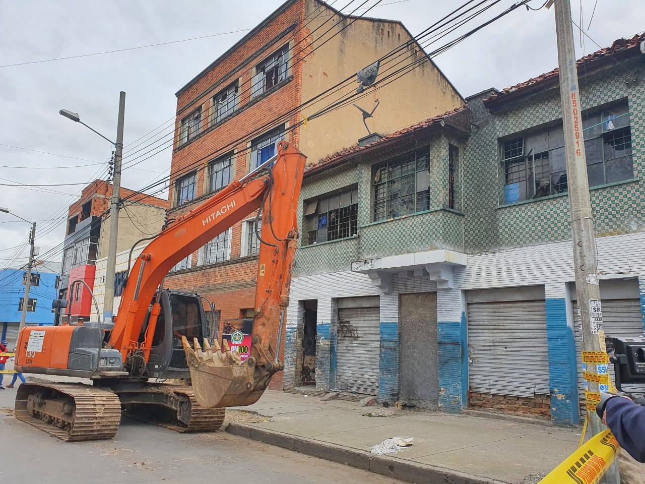 En este momento una máquina inicia la obra de demolición del predio - FOTO: Prensa Secretaría de Seguridad