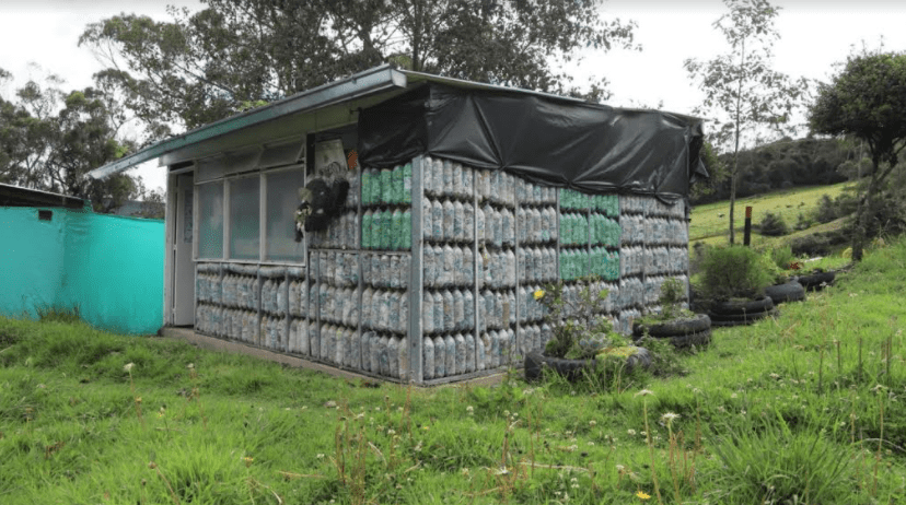 Imagen del depósito hecho con botellas de plástico.