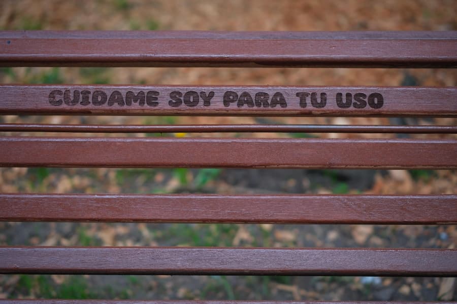 Fotografía de un mensaje tallado en una banca del parque nacional que habla sobre cuidado del parque