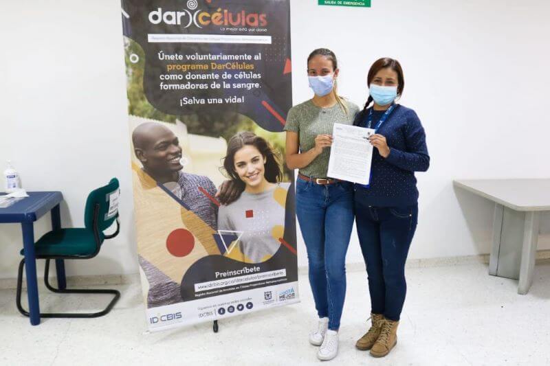 Imagen de Juliana en el IDCBIS haciendo su preinscripción para donar.