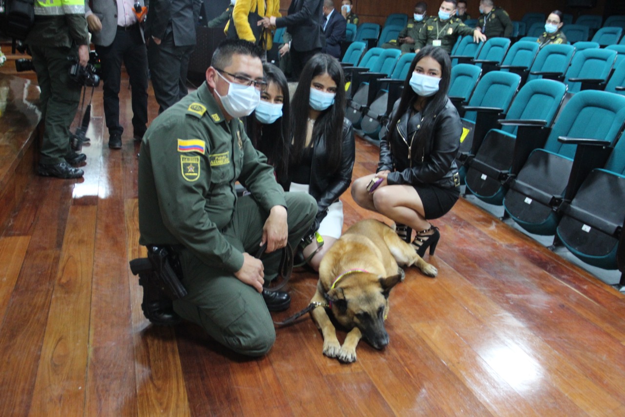 Doris Pulido, y su familia, junto a su nueva mascota Still